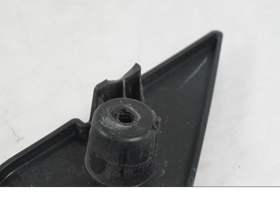 Snett nerifrån på Sidkåpa innerplast från en Kawasaki ER-6N ABS -2010 motorcykel.