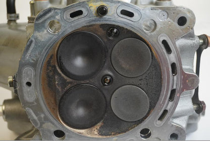 Snett nerifrån på Topplock från en Ducati Multistrada 1260 -2020 motorcykel.