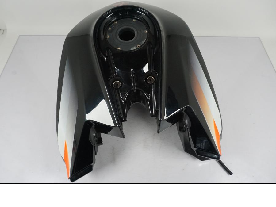 Snett nerifrån på Bensintank från en KTM 1290 Super Duke R -2015 motorcykel.