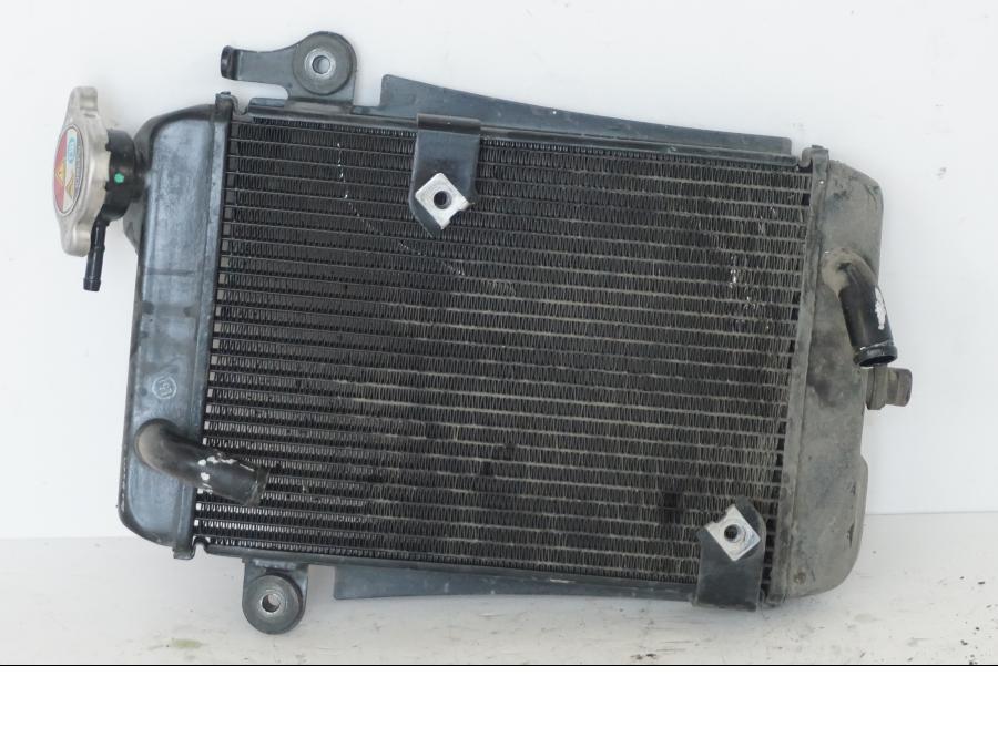 Höger sida på Vattenkyl från en Honda SH 300 A -2011 scooter.