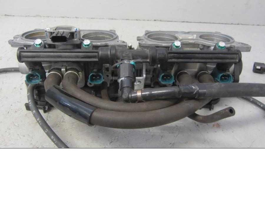 Vänster sida på Spjällhus från en Honda CB 1000 R -2010 motorcykel.