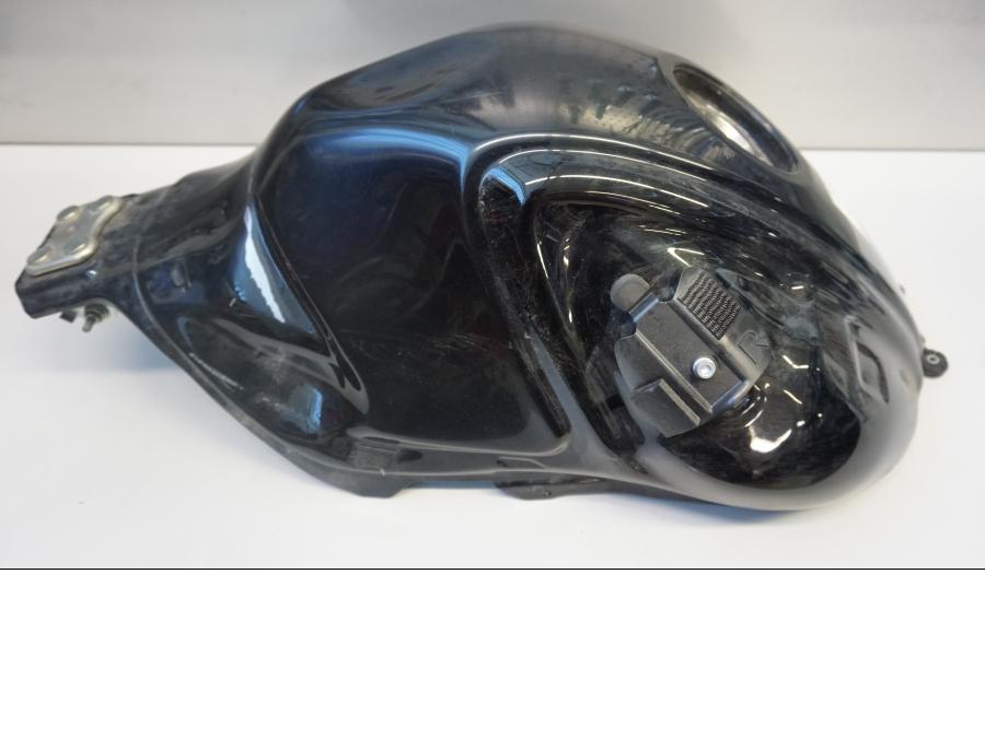 Framsidan på Bensintank från en Suzuki SFV 650 A Gladius -2012 motorcykel.