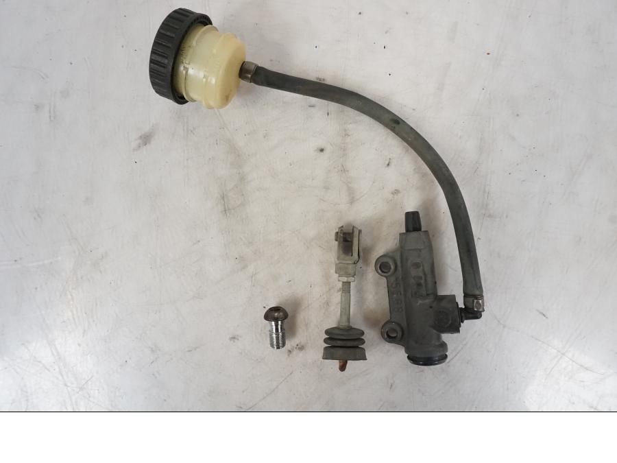 Framsidan på Bromshuvudcylinder från en BMW R 1150 GS -2002 motorcykel.