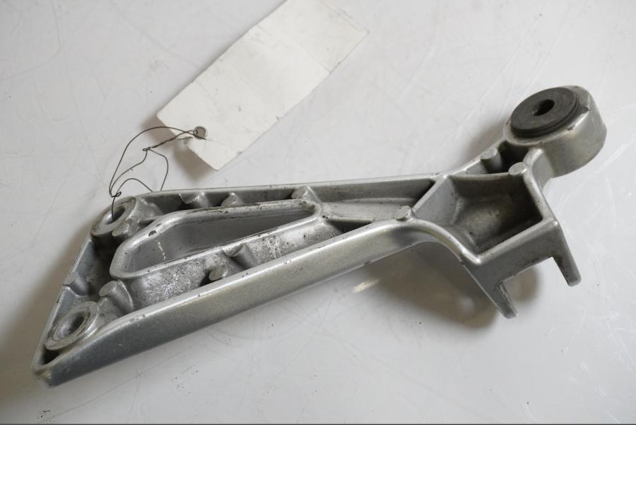 Höger sida på Fotpinnefäste från en Yamaha BT 1100 -2002 motorcykel.