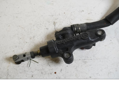 Baksidan på Bromshuvudcylinder från en Yamaha YZF R6 -2000 motorcykel.