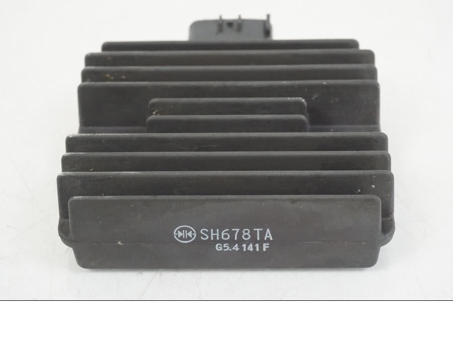 Snett uppifrån på Likriktare från en Kawasaki ER-6F -2016 motorcykel.