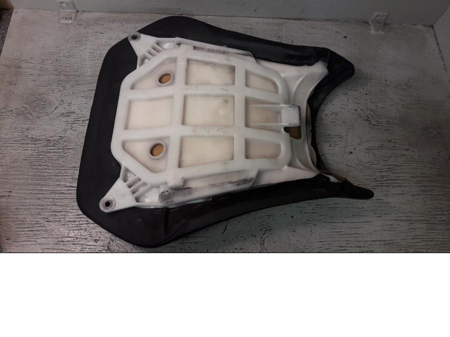 Snett uppifrån på Sadel från en Yamaha YZF 1000 R1 -2003 motorcykel.