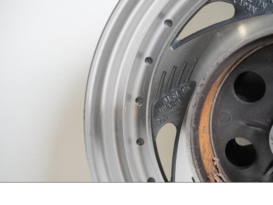 Snett nerifrån på Fälg från en Suzuki VZ 800 -2000 motorcykel.