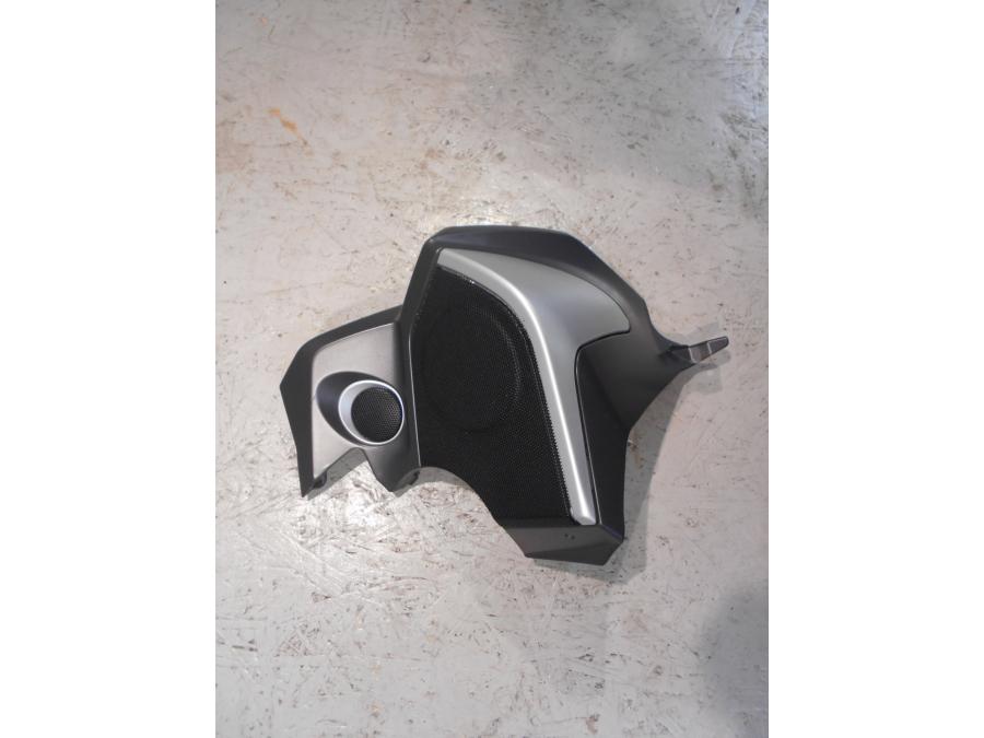 Framsidan på Högtalarkåpa från en BMW K 1600 -2015 motorcykel.