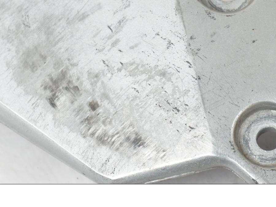 Höger sida på Fotpinnefäste inre från en Suzuki SV 650 S -2005 motorcykel.