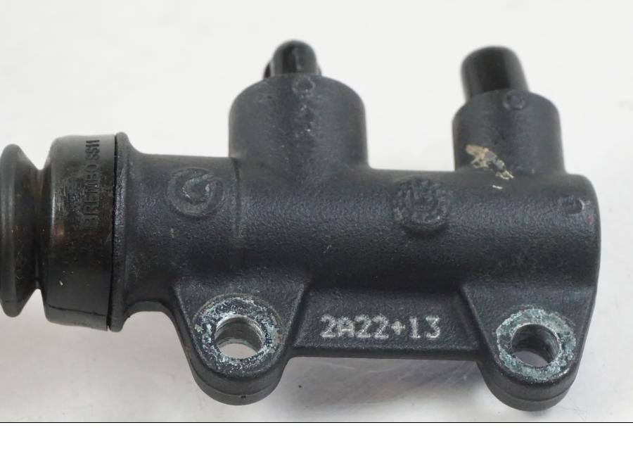 Vänster sida på Bromshuvudcylinder från en KTM 1290 Super Duke R -2022 motorcykel.