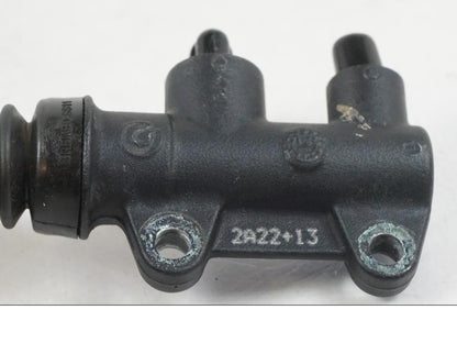 Vänster sida på Bromshuvudcylinder från en KTM 1290 Super Duke R -2022 motorcykel.