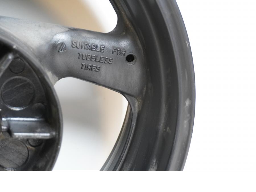 Extrabild5 på Fälg från en Yamaha YZF 1000 R -1997 motorcykel.