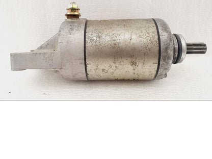 Framsidan på Startmotor från en Honda CBR 900 RR -2003 motorcykel.