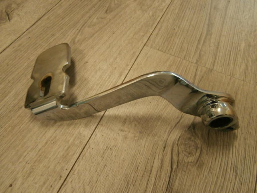 Framsidan på Bromspedal från en H-D Dyna Switchback FLD -2012 motorcykel.