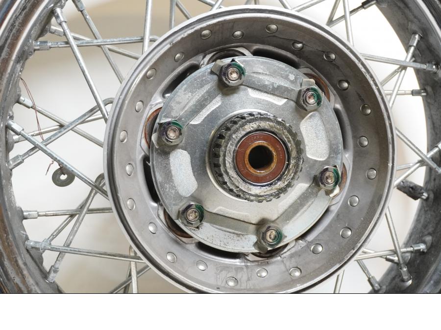 Extrabild3 på Fälg från en Yamaha XVS 1100 -2000 motorcykel.