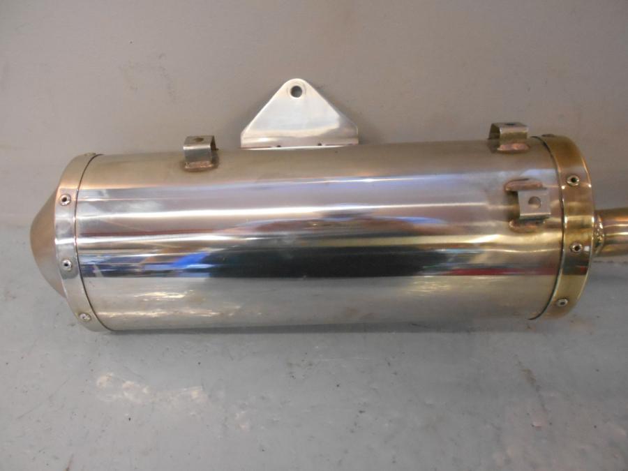 Snett uppifrån på Ljuddämpare från en Triumph Tiger -2008 motorcykel.