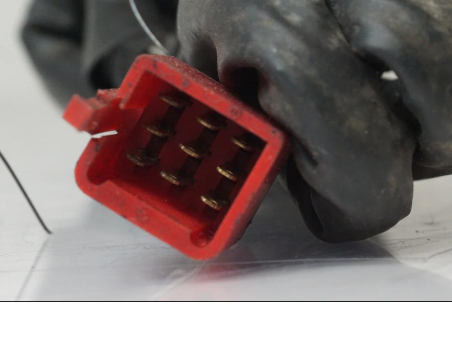 Extrabild2 på <p>Styrelreglage höger från Honda VFR 750 F 1988.</p>

<p>Solblekt i plasten se bild.</p> motorcykel.