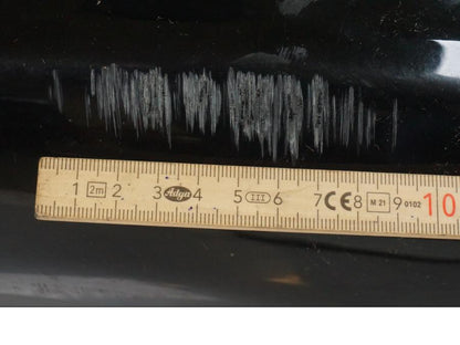 Baksidan på <p>Bakskärm från Kawasaki VN 900 Custom 2007.</p>

<p>Lackskador, skrapmärke, repor se bilder.</p> motorcykel.