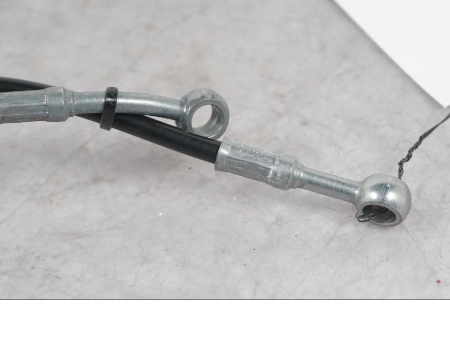 Baksidan på Bromsledning från en KTM 1290 Super Duke R -2022 motorcykel.