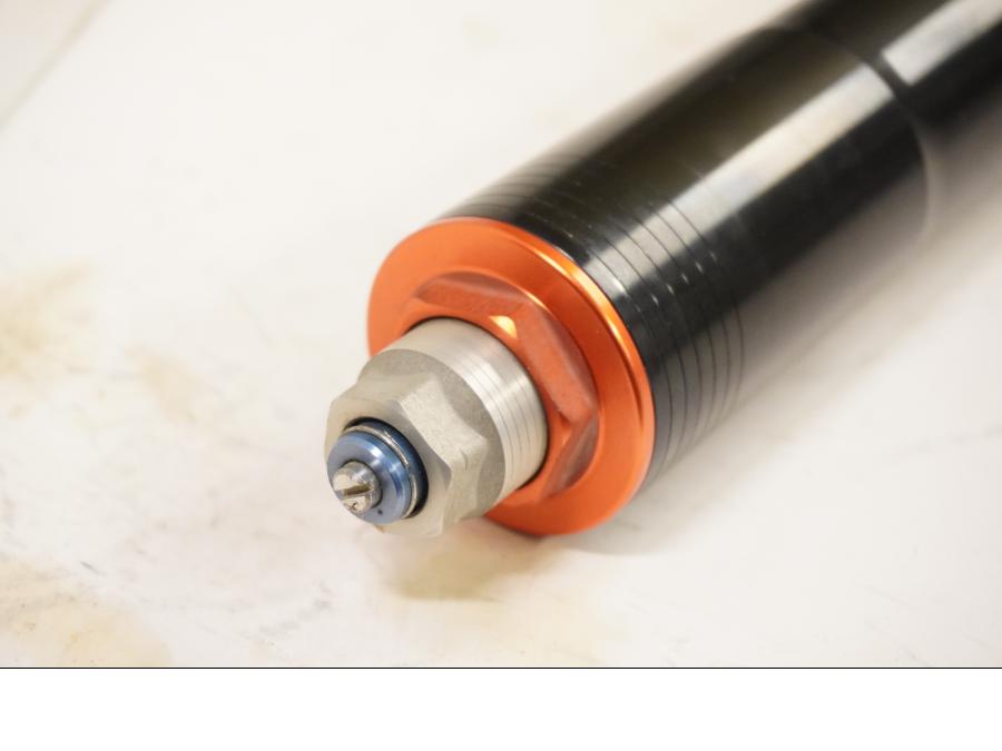 Snett uppifrån på Gaffelben från en Aprilia SL 1000 Falco -2000 motorcykel.