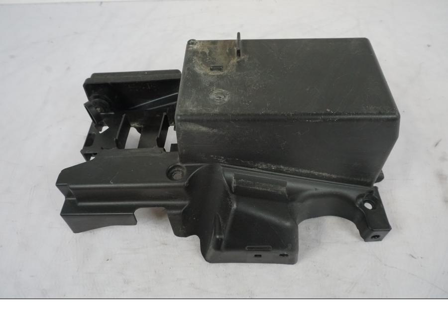 Snett nerifrån på Batterihållare från en Kawasaki ER-6N -2008 motorcykel.