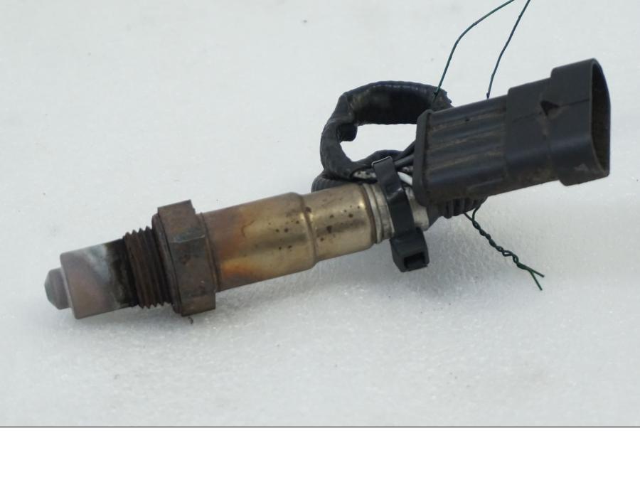 Framsidan på Lambdasond från en Aprilia RSV 1000 -2010 motorcykel.