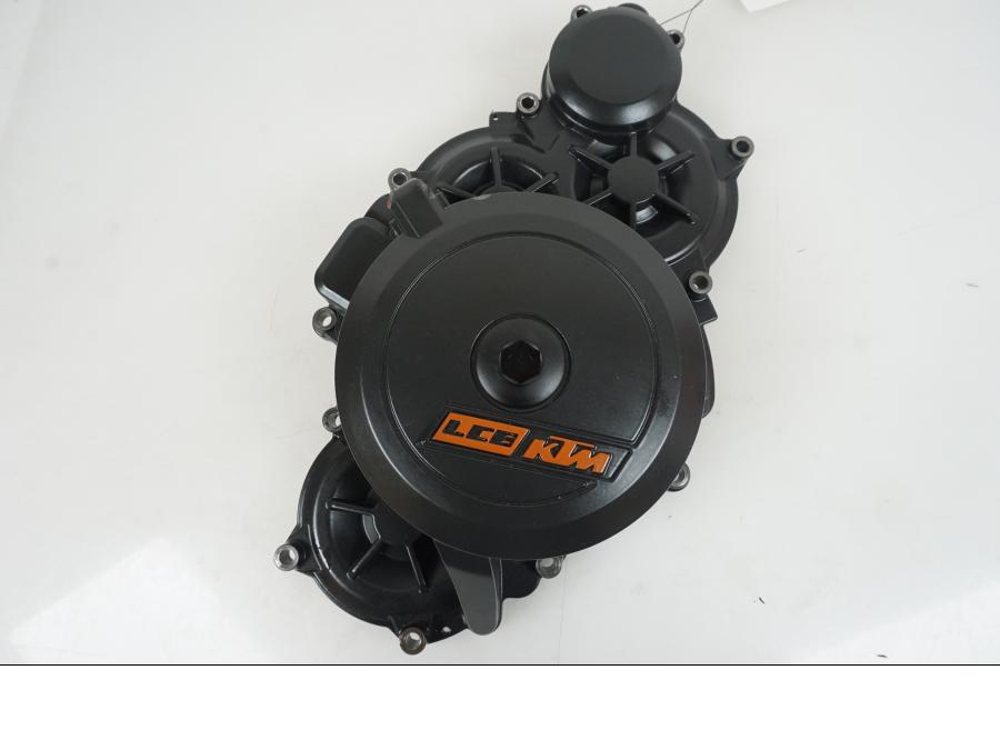 Framsidan på Generatorkåpa från en KTM 1290 Super Duke R -2021 motorcykel.