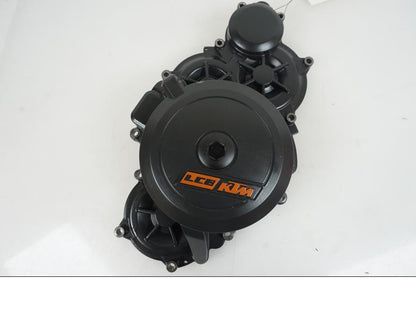 Framsidan på Generatorkåpa från en KTM 1290 Super Duke R -2021 motorcykel.