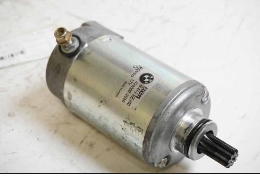 Framsidan på Startmotor från en BMW K 1200 R -2006 motorcykel.