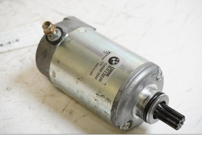 Framsidan på Startmotor från en BMW K 1200 R -2006 motorcykel.