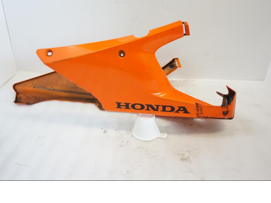 Baksidan på Magkåpa från en Honda CBR 1000 RR -2010 motorcykel.