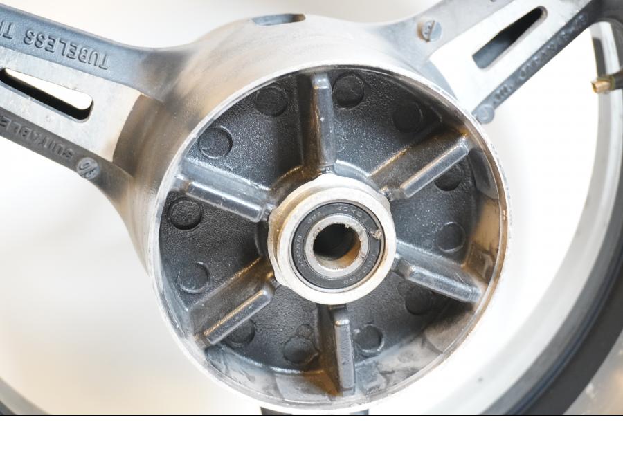 Baksidan på Fälg från en Yamaha XV 1700 -2003 motorcykel.