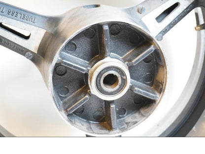 Baksidan på Fälg från en Yamaha XV 1700 -2003 motorcykel.