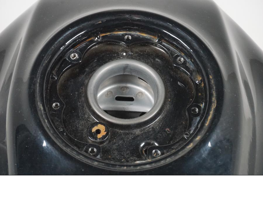 Vänster sida på Bensintank från en KTM 390 Duke -2018 motorcykel.