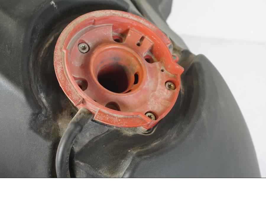 Baksidan på Bensintank från en BMW R 1200 GSA -2012 motorcykel.