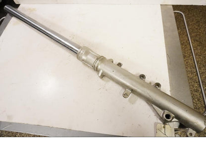 Framsidan på Gaffelben från en Suzuki DR 800 S -1993 motorcykel.