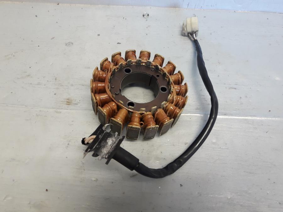 Framsidan på Generator från en Yamaha FZ-6 -2004 motorcykel.