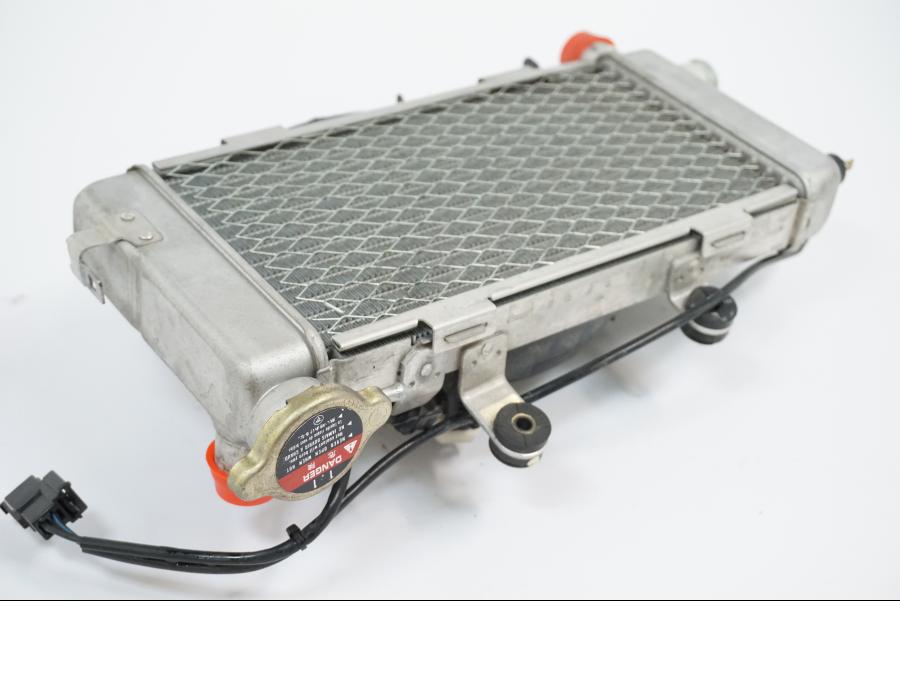 Höger sida på Vattenkyl från en Honda VTR 1000 F -1999 motorcykel.