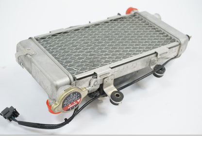 Höger sida på Vattenkyl från en Honda VTR 1000 F -1999 motorcykel.