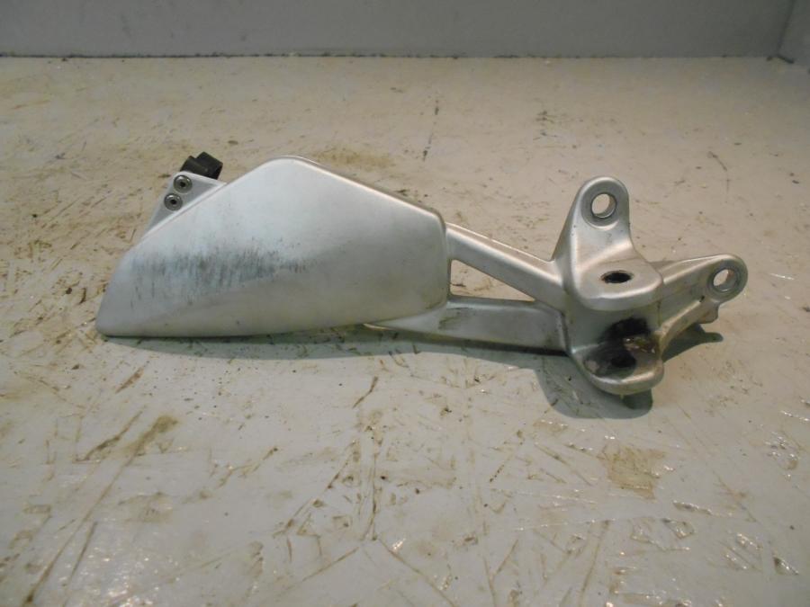 Framsidan på Fotpinnefäste från en BMW K 1300 R -2009 motorcykel.