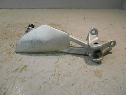 Framsidan på Fotpinnefäste från en BMW K 1300 R -2009 motorcykel.