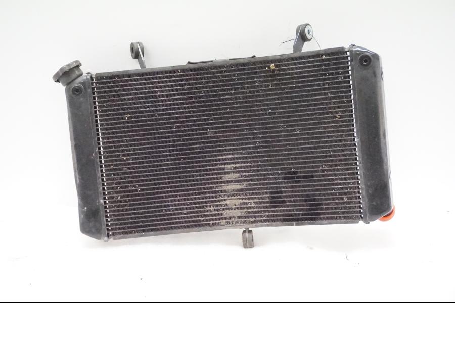 Framsidan på Vattenkyl från en Yamaha FZ1-S -2006 motorcykel.