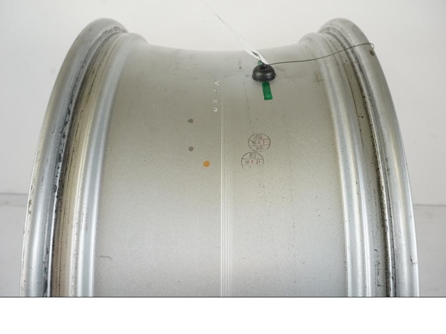 Extrabild1 på Fälg från en Suzuki VZR 1800 -2009 motorcykel.