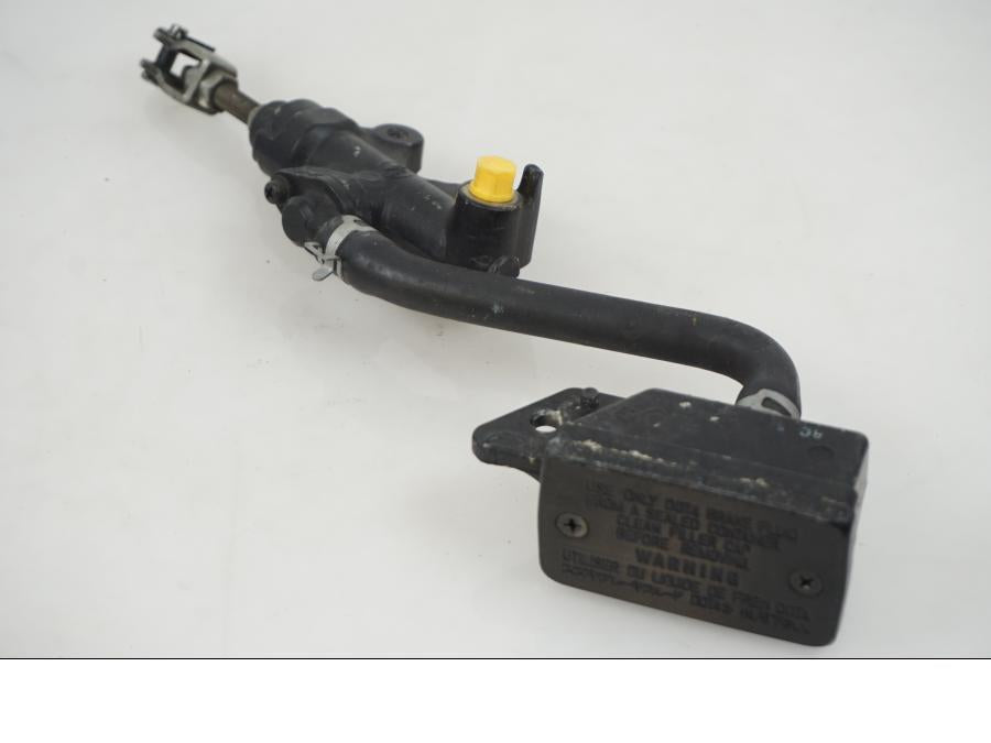 Baksidan på Bromshuvudcylinder från en Suzuki VL 1500 -1998 motorcykel.