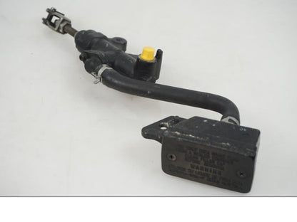 Baksidan på Bromshuvudcylinder från en Suzuki VL 1500 -1998 motorcykel.