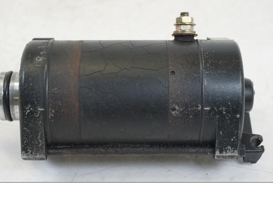 Vänster sida på Startmotor från en Kawasaki VN 800 -2000 motorcykel.
