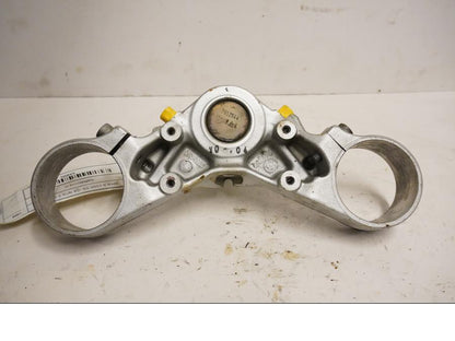 Baksidan på <p>Gaffelkrona nedre från BMW R 1200 GS 2004.</p>

<p>Undre.</p> motorcykel.