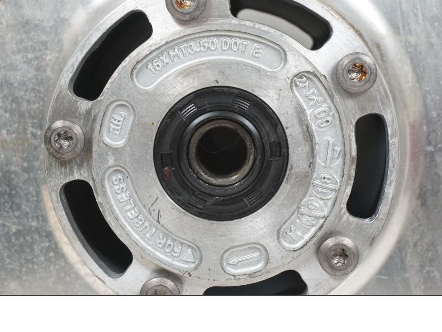 Baksidan på Fälg från en Triumph Rocket III -2011 motorcykel.