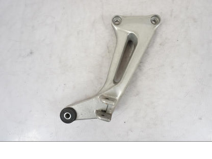 Framsidan på Fotpinnefäste från en Honda VTR 1000 F -1997 motorcykel.